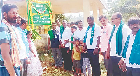 ಬೆಟ್ಟದಪುರ ಸಮೀಪದ ಸೀಗೂರು ಗ್ರಾಮದಲ್ಲಿ ಕರ್ನಾಟಕ ರೈತ ಸಂಘ ಹಾಗೂ ಹಸಿರು ಸೇನೆ ವತಿಯಿಂದ ಭಾನುವಾರ ರೈತ ಸಂಘದ ಗ್ರಾಮ ಘಟಕವನ್ನು ಉದ್ಘಾಟನೆ ಮಾಡಲಾಯಿತು. ಮಂಜುನಾಥ್ ಆರ್. ಗೌಡ, ಶರಣಪ್ಪ ದೊಡ್ಡಮನೆ, ಕೋಮಲಾಪುರ ಸೋಮೇಗೌಡ,  ಜೈ ರಾಮೇಗೌಡ, ಕಾವೇರಮ್ಮ ಇತರರಿದ್ದರು.
