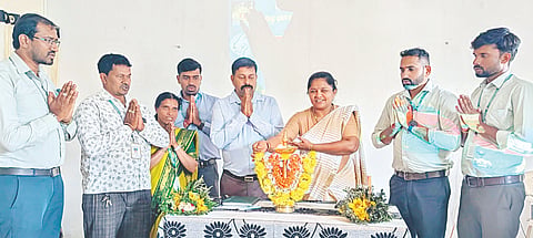 ಬೆಟ್ಟದಪುರದ ಶ್ರೀ ಕ್ಷೇತ್ರ ಧರ್ಮಸ್ಥಳ ಗ್ರಾಮಾಭಿವೃದ್ಧಿ ಯೋಜನೆಯ ವಲಯ ಕಚೇರಿಯಲ್ಲಿ 2025-26ನೇ ಸಾಲಿನ ಕ್ರಿಯಾಯೋಜನೆಯ ಸಾಧಕರಿಗೆ  ಆಯೋಜಿಸಿದ್ದ ಅಭಿನಂದನಾ ಕಾರ್ಯಕ್ರಮವನ್ನು ಗಣ್ಯರು ಉದ್ಘಾಟಿಸಿದರು. ಲೀಲಾವತಿ, ಸಂತೋಷ ಕುಮಾರ್, ವಿನಾಯಕ್, ರಂಜಿತ್, ಕೀರ್ತಿ, ಸುನೀತಾ, ಕೀರ್ತಿರಾಜ್, ದಾಮೋದರ, ಶಿವರಾಜ್, ಅಭಿಲಾಶ್ ಇದ್ದರು.