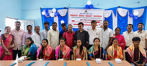 ಬೆಟ್ಟದಪುರ ಸಮೀಪದ ಕಣಗಾಲು ಸರ್ಕಾರಿ ಪದವಿ ಪೂರ್ವ ಕಾಲೇಜಿನಲ್ಲಿ 2025-26ನೇ ಸಾಲಿನ ದ್ವಿತೀಯ ಪಿಯುಸಿ ವಾರ್ಷಿಕ ಪರೀಕ್ಷೆಯಲ್ಲಿ ಉತ್ತಮ ಸಾಧನೆ ಮಾಡಿದ ವಿದ್ಯಾರ್ಥಿಗಳ ಅಭಿನಂದನೆ ಸಲ್ಲಿಸಲಾಯಿತು. ಪ್ರಾಂಶುಪಾಲ ಮಹೇಶ್, ಹಿರಿಯ ಉಪನ್ಯಾಸಕ ಕೃಷ್ಣಮೂರ್ತಿ, ಉಪನ್ಯಾಸಕ ಸಂತೋಷ್, ಕಾಲೇಜು ಅಭಿವೃದ್ಧಿ ಸಮಿತಿ ಸದಸ್ಯ ಡಿ.ಕೆ ನಟೇಶ್ ಇತರರು ಇದ್ದರು. 