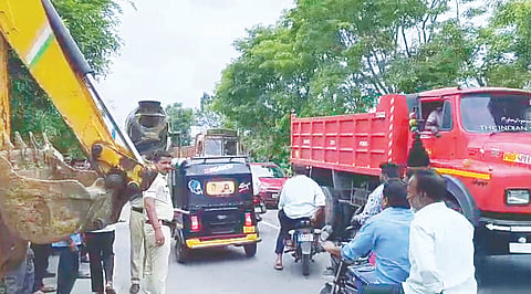  ಬೆಟ್ಟದಪುರದಲ್ಲಿ ಸೋಮವಾರ ಸಂಭವಿಸಿದ ಅಪಘಾತ ಸ್ಥಳಕ್ಕೆ ಆಗಮಿಸಿದ ಪೊಲೀಸರು ಮಹಜರ್ ನಡೆಸಿದರು.