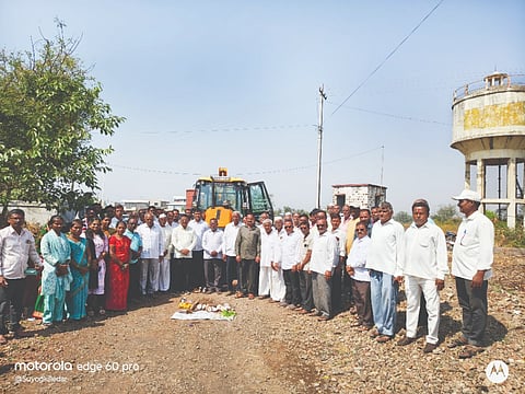 ಢೋಣೆವಾಡಿ ಗ್ರಾಮದಲ್ಲಿ ರಸ್ತೆ ನಿರ್ಮಾಣ ಕಾಮಗಾರಿಗೆ ಬಾಳಾಸಾಹೇಬ ಕದಂ ಭೂಮಿಪೂಜೆ ನೆರವೇರಿಸಿದರು. ರಾಮಗೊಂಡ ಪಾಟೀಲ, ಪವನ ಪಾಟೀಲ ಇತರರಿದ್ದರು.