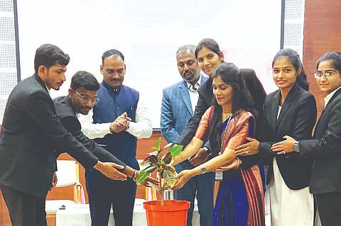 ಚಿಕ್ಕೋಡಿ ಪಟ್ಟಣದ ಕೆಎಲ್‌ಇ ಕಾನೂನು ಮಹಾವಿದ್ಯಾಲಯದಲ್ಲಿ ಹಮ್ಮಿಕೊಂಡಿದ್ದ ವೃತ್ತಿ ಮಾರ್ಗದರ್ಶನ ಕಾರ್ಯಕ್ರಮಕ್ಕೆ ಮಲ್ಲಿಕಾರ್ಜುನ ಆರ್.ಎಂ.ಚಾಲನೆ ನೀಡಿದರು. ಡಾ.ಡಿ.ಬಿ.ಸೋಲಾಪುರೆ, ವಿ.ಎಸ್.ಬಿಳಗಿ, ಡಿ.ಬಿ.ಪಾಟೀಲ, ಎಂ.ಎಂ.ಶೆಟ್ಟಿ ಇತರರಿದ್ದರು. 