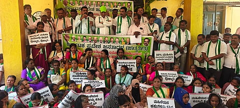 ದೊಡ್ಡಬಳ್ಳಾಪುರದ ತಾಲೂಕು ಕಚೇರಿ ಆವರಣದಲ್ಲಿ ಜೆಡಿಎಸ್​ನಿಂದ ಪ್ರತಿಭಟನೆ ನಡೆಸಿ ತಹಸೀಲ್ದಾರ್​ಗೆ ಮನವಿ ಸಲ್ಲಿಸಲಾಯಿತು. ಪಕ್ಷದ ಮುಖಂಡ ಡಾ.ವಿಜಯಕುಮಾರ್​, ನಗರಸಭಾ ಸದಸ್ಯ ತ.ನ.ಪ್ರಭುದೇವ್​, ಜೆಡಿಎಸ್​ ಮಹಿಳಾ ಘಟಕದ ಮುಖಂಡರಾದ ದೇವರಾಜಮ್ಮ, ಪ್ರಭಾ ನಾಗರಾಜ್​, ಕೆಂಪರಾಜು, ಅಂಜನ್​ಗೌಡ, ನಾಗರಾಜು, ಆಶಾಗೌಡ, ಪ್ರವಿಣ್​ ಇದ್ದರು.