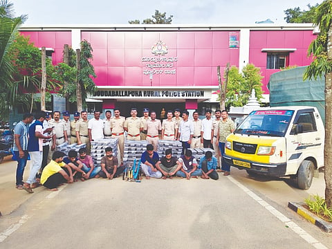 ದೊಡ್ಡಬಳ್ಳಾಪುರ ಗ್ರಾಮಾಂತರ ಪೊಲೀಸ್​ ಠಾಣೆ ಡಾ.ನವೀನ್​ ಕುಮಾರ್​ ನೇತೃತ್ವದ ತಂಡ ಕೇಬಲ್​ ಕಳ್ಳರನ್ನು ಬಂಧಿಸಿರುವುದು. ಪಿಎಸ್​ಐಗಳಾದ ನಾರಾಯಣಸ್ವಾಮಿ, ವಿನಾಯಕ ಪಾಟೀಲ್​, ನಾಗರಾಜು. ಎ.ಎಸ್​.ಐ ರಾಧಾಕೃಷ್ಣ, ರಂಗನಾಥ್​, ಸುನಿಲ್​ ಭಾಸಗಿ, ಮಂಜುನಾಥ, ಚಂದ್ರಶೇಖರ್​, ನಟರಾಜು, ಸಚಿನ್​ ಉಪ್ಪಾರ, ಪ್ರವಿಣ್​ ಮತ್ತಿತ್ತರರು ಇದ್ದರು.