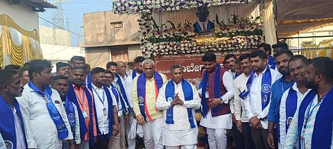 ದೊಡ್ಡಬಳ್ಳಾಪುರ ತಾಲೂಕಿನ ಸಿದ್ದೆನಾಯಕನಹಳ್ಳಿಯಲ್ಲಿ ಡಾ.ಬಿ.ಆರ್​ ಅಂಬೇಡ್ಕರ್​ ಪುತ್ಥಳಿಯನ್ನು ಸಚಿವ ಕೆ.ಎಚ್​. ಮುನಿಯಪ್ಪ ಅನಾವರಣಗೊಳಿಸಿದರು. ಮಾಜಿ ಶಾಸಕ ಟಿ.ವೆಂಕಟರಮಣಯ್ಯ, ಯೋಜನಾ ಪ್ರಾಧಿಕಾರದ ಅಧ್ಯಕ್ಷ ಚುಂಚೇಗೌಡ, ಡಾ. ಬಿ.ಆರ್​. ಅಂಬೇಡ್ಕರ್​ ಸ್ನೇಹದ ಬಳಗದ ಅಧ್ಯಕ್ಷ ನರೇಶ್​, ಗೌರವ ಅಧ್ಯಕ್ಷ ಮುನಿಯಪ್ಪ, ಗೌರವ ಅಧ್ಯಕ್ಷ ಎಂ ಮುನಿರಾಜು, ಉಪಾಧ್ಯಕ್ಷ ರು ಎಸ್​ ಎನ್​, ಮುನಿರಾಜು ಆರ್​, ಲೋಕೇಶ್​ ಎಂ, ಪ್ರಧಾನ ಕಾರ್ಯದರ್ಶಿ ಎಸ್​.ಎನ್​.ಸುಬ್ರಮಣಿ  ಇದ್ದರು.