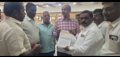 ಗದಗ ರಾಚೋಟೇಶ್ವರ ನಗರದ ಉದ್ಯಾನವನ ಕಬಳಿಕೆ ವಿರೋಧಿಸಿ ಜಿಲ್ಲಾಧಿಕಾರಿಗಳಿಗೆ ಮನವಿ ಸಲ್ಲಿಸಲಾಯಿತು. ರವಿ ಗುಂಜೀಕರ, ಸು-ರಸಿಂಹ ೂರ್ಪಡೆ, ಉಪಾಧ್ಯ ಡಾ. ಎಸ್​. ಆರ್​. ಹಿರೇಮಠ, ಬಸವರಾಜ ಹಡಪದ, ಅಂಬರೀಶ ಇಟಗಿ, ಎಸ್​. ಪಿ. ಪಾವನ,  ನಂದಾ ಶಾಸ್ತ್ರಿ, ಈರಣ್ಣ ನವಲಿ ಇತರರು ಇದ್ದರು.