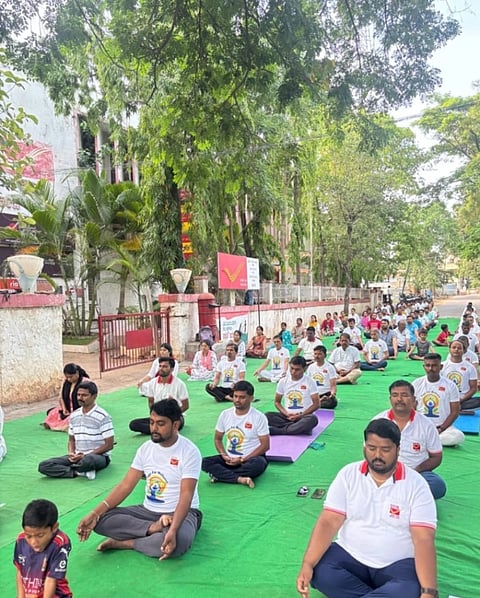  ಗದಗ ಪ್ರಧಾನ ಅಂಚೆ ಕಚೇರಿಯಲ್ಲಿ ಭಾನುವಾರ ಏರ್ಪಡಿಸಿದ್ದ ಅಂತರಾಷ್ಟ್ರೀಯ ಯೋಗದಲ್ಲಿ ಅಂಚೆ ಇಲಾಖೆ ಸಿಬ್ಬಂದಿ ಯೋಗಾಸನ ಮಾಡಿದರು.