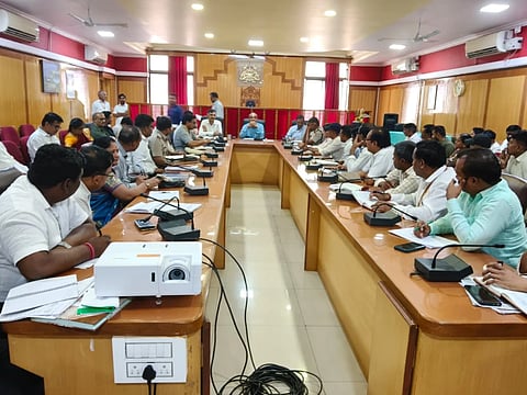 ಗದಗ ನಗರದ ಶಂಕರ ಮಠದಲ್ಲಿ ಏರ್ಪಡಿಸಿದ್ದ ಜಗದ್ಗುರು ಶಂಕರಾಚಾರ್ಯರ ಜಯಂತಿ ಕಾರ್ಯಕ್ರಮದಲ್ಲಿ ಸಿ.ಎನ್​. ಶ್ರೀಧರ ಮಾತನಾಡಿದರು. ಗಂಗಪ್ಪ ಎಂ, ಡಾ. ನಂದಾ ಹಣಬರಟ್ಟಿ, ಡಾ. ಬಸವರಾಜ ಬಳ್ಳಾರಿ, ವೇದಮೂತಿರ್ ರತ್ನಾಕರ್​ ಭಟ್​ ಜೋಶಿ, ಡಾ.ಕುಶಾಲ ಗೋಡಖಿಂಡಿ, ಆನಂದ ಗೋಡಖಿಂಡಿ, ದತ್ತಾತ್ರೇಯ ಜೋಶಿ, ಸುಮನ ಪಾಟೀಲ, ವೆಂಕಟೇಶ ಕುಲಕಣಿರ್, ಗಿರೀಶ ಕುಲಕಣಿರ್, ಸುಧೀಂದ್ರ ದೇಶಪಾಂಡೆ, ದತ್ತಣ್ಣ ಜೋಶಿ, ಗಿರೀಶ ಪಂತರ, ಅನಿಲ ತೆಂಬದಮನಿ ಇತರರು ಇದ್ದರು.