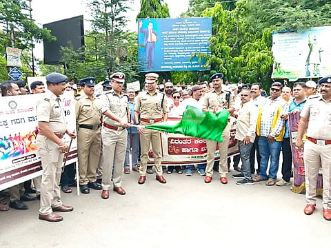 ಗದಗ ನಗರದಲ್ಲಿ ಹಮ್ಮಿಕೊಂಡಿದ್ದ ಮಾದಕ ವ್ಯಸನ ಮುಕ್ತ ಗದಗ ವಾಕಾಥಾನ್​ -2026 ಕಾರ್ಯಕ್ರಮಕ್ಕೆ ಐಜಿಪಿ ಸಂದೀಪ ಪಾಟೀಲ ಸೋಮವಾರ ಚಾಲನೆ ನೀಡಿದರು. ರೋಹನ್​ ಜಗದೀಶ, ಡಿವೈಎಸ್​ಪಿ ಮಹಾಂತೇಶ್​ ಸಜ್ಜನ, ಡಿಎಸ್​ಪಿ ಮುರ್ತುಜಾ ಖಾದ್ರಿ ಸೇರಿದಂತೆ ವಿವಿಧ ಇಲಾಖೆ ಅಧಿಕಾರಿಗಳು ಇದ್ದರು. 