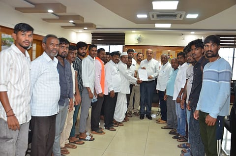 ಒಳಮೀಸಲಾತಿಯಲ್ಲಿ ಅನ್ಯಾಯ ಸರಿಪಡಿಸಿ ಎಂದು ಆಗ್ರಹಿಸಿ ಕೊರಚ, ಕೊರಮ, ಬೋವಿ ಹಾಗೂ ಲಂಭಾಣಿ ಸಮುದಾಯದವರು ಪ್ರತಿಭಟನೆ ನಡೆಸಿದ ಜಿಲ್ಲಾಧಿಕಾರಿಗಳಿಗೆ ಮನವಿ ಸಲ್ಲಿಸಿದ್ದರು. ರವಿಕಾಂತ ಅಂಗಡಿ, ಕೆ. ಸಿ. ನಭಾಪುರ, ಪರಮೇಶ ನಾಯಕ, ರಮೇಶ ನಾಯಕ, ಟಿ. ಡಿ. ಪೂಜಾರ, ಎಲ್​. ಎಲ್​. ಚವ್ಹಾಣ, ಚಂದು ನಾಯಕ, ವಿಠ್ಠಲ್​ ತೋಟದ, ತುಳಚಪ್ಪ ಚವ್ಹಾಣ ಹಲವರು ಇದ್ದರು.