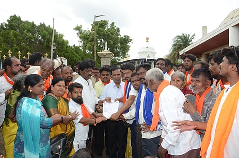 ನೀರಾವರಿ ಯೋಜನೆಗಾಗಿ ದಂಡಿನ ದುರ್ಗಮ್ಮ ದೇವಸ್ಥಾನ ಸ್ಥಳಾಂತರ ಮಾಡುವುದನ್ನು ವಿರೋಧಿಸಿ ಮನವಿ ಸಲ್ಲಿಸಲಾಯಿತು. ರಾಜೂ ಖಾನಪ್ಪನ್ನವರ, ಚಂದ್ರು ಚವ್ಹಾಣ, ಪರಶುರಾಮ ಕಾಳೆ, ದಾವಲ ಪವಾರ ಇತರರು ಇದ್ದರು. 