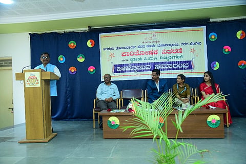 ಗದಗ ನಗರದ ಜೆಟಿ ಪಿಯು ಕಾಲೇಜಿನಲ್ಲಿ ಏರ್ಪಡಿಸಿದ್ದ ಪಾರಿತೋಷಕ ವಿತರಣೆ ಹಾಗೂ ದ್ವೀತಿಯ ಪಿಯುಸಿ ವಿದ್ಯಾಥಿರ್ಗಳ ಬೀಳ್ಕೊಡುಗೆ ಸಮಾರಂಭದಲ್ಲಿ ಡಾ. ವೀರೇಶ ಹಿತ್ತಲಮನಿ ಮಾತನಾಡಿದರು. ಪ್ರೊ. ಎಸ್​. ಬಿ ಹಾವೇರಿ, ಶ್ರೇಯಾ ಹಿರೇಮಠ, ಸಂತೋಷ ಚೌಹಾಣ, ಸೌಮ್ಯ ಹಿರೇಮಠ, ಪ್ರೊ. ನೇತ್ರಾವತಿ ನಾಗಲೋಟಿಮಠ, ಪ್ರೊ.ಶಂಕರ ಬಾಳೆವಾಡಿಮಠ, ಪ್ರೊ. ಎಸ್​. ಆರ್​. ಹಿರೇಗೌಡರ ಇತರರು ಇದ್ದರು. 