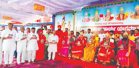 ನೆಗಳೂರಿನಲ್ಲಿ ಭಾನುವಾರ ಏರ್ಪಡಿಸಿದ್ದ ಜನ ಜಾಗೃತಿ ಧರ್ಮ ಸಮಾರಂಭದಲ್ಲಿ ದಿವ್ಯಜ್ಯೋತಿ ಗ್ರಂಥ ಬಿಡುಗಡೆಗೊಳಿಸಲಾಯಿತು. ಪಂಚ ಪೀಠಾಧೀಶ್ವರರು, ರುದ್ರಪ್ಪ ಲಮಾಣಿ, ಬಸವರಾಜ ಬೊಮ್ಮಾಯಿ, ಎಂ.ಎಂ. ಹಿರೇಮಠ ಇತರರಿದ್ದರು.
