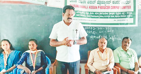 ಎಚ್.ಡಿ.ಕೋಟೆ ತಾಲೂಕಿನ ತುಂಬಸೋಗೆ ಗ್ರಾಮದಲ್ಲಿ ಸರ್ಕಾರಿ ಹಿರಿಯ ಪ್ರಾಥಮಿಕ ಶಾಲೆಯಲ್ಲಿ ಆರೋಗ್ಯ ಇಲಾಖೆ ವತಿಯಿಂದ ಗ್ರಾಮದ ಸಂಜೀವಿನಿ ಮಹಿಳಾ ಸ್ವಸಹಾಯ ಸಂಘದ ಮಹಿಳಾ ಸದಸ್ಯರಿಗೆ 100 ದಿನದ ಕ್ಷಯ ರೋಗ ಅಭಿಯಾನ ಕಾರ್ಯಕ್ರಮದ ಅಡಿಯಲ್ಲಿ ತರಬೇತಿ ಕಾರ್ಯಾಗಾರವನ್ನು ಡಾ.ಟಿ.ರವಿಕುಮಾರ್ ಉದ್ಘಾಟಿಸಿ ಮಾತನಾಡಿದರು.