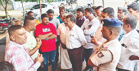 ಜಮೀನಿಗೆ ರಸ್ತೆ ಬಿಡಿಸಿಕೊಡುವಂತೆ ಒತ್ತಾಯಿಸಿ ಎಚ್.ಡಿ.ಕೋಟೆ ಪಟ್ಟಣದ ತಹಸೀಲ್ದಾರ್ ಕಚೇರಿ ಮುಂದೆ ಪಡುಕೋಟೆ ಗ್ರಾಮದ ರೈತ ಬಾಬು ಪ್ರಗತಿಪರ ಸಂಘಟನೆಗಳೊಡಗೂಡಿ ಪ್ರತಿಭಟನೆ ನಡೆಸುತ್ತಿದ್ದ ಸ್ಥಳಕ್ಕೆ ಹುಣಸೂರು ಉಪ ವಿಭಾಗಾಧಿಕಾರಿ ಮಂಜುನಾಥ್ ಭೇಟಿ ನೀಡಿ ಪ್ರತಿಭಟನೆ ಕೈ ಬಿಡುವಂತೆ ಮನವಿ ಮಾಡಿದರು. ತಹಸೀಲ್ದಾರ್ ಶ್ರೀನಿವಾಸ್, ಪೊಲೀಸ್ ಇನ್‌ಸ್ಪೆಕ್ಟರ್ ಗಂಗಾಧರ್ ಇದ್ದರು.