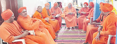 ಹುಳಿಯಾರು meeting  ಹೋಬಳಿಯ ಯಳನಾಡು ಮಠದಲ್ಲಿ ಹಮ್ಮಿಕೊಂಡಿದ್ದ ಚಿಂತನ ಮಂಥನ ಸಭೆಯಲ್ಲಿ ಯಳನಾಡು ಮಠದ ಶ್ರೀ ಜ್ಞಾನಪ್ರಭು ಸಿದ್ಧರಾಮ ದೇಶಿಕೇಂದ್ರ ಸ್ವಾಮೀಜಿ, ಕೋಳಗುಂದ ಮಠದ ಶ್ರೀ ಜಯ ಚಂದ್ರಶೇಖರ ಸ್ವಾಮೀಜಿ, ಗೋಡೆಕೆರೆ ಮಠದ ಶ್ರೀ ಮೃತ್ಯುಂಜಯ ದೇಶಿಕೇಂದ್ರ ಸ್ವಾಮೀಜಿ ಇದ್ದರು.