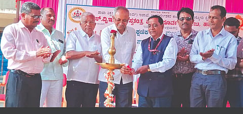 ಹಾರೂಗೇರಿ ಪಟ್ಟಣದ ವೃಷಭೇಂದ್ರ ಶಿಕ್ಷಣ ಸಂಸ್ಥೆಯಲ್ಲಿ ಹಮ್ಮಿಕೊಂಡಿದ್ದ ಸಾಂಸ್ಕೃತಿಕ ಸ್ಪರ್ಧೆಗಳ ಸಮಾರಂಭವನ್ನು ಪಿ.ಐ.ಭಂಡಾರಿ ಉದ್ಘಾಟಿಸಿದರು. ಮಧುಸೂದನ ಬೀಳಗಿ, ಡಾ.ವಿ.ಎಸ್.ಮಾಳಿ ಇತರರಿದ್ದರು.