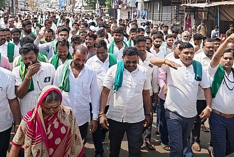ಹುಕ್ಕೇರಿ ಸಮಗ್ರ ನೀರಾವರಿಗೆ ಆಗ್ರಹಿಸಿ ರೈತರು ಮೆರವಣಿಗೆ ನಡೆಸಿದರು. ಚೂನಪ್ಪ ಪೂಜೇರಿ, ಸಂಜು ಹಾವಣ್ಣವರ, ಸತ್ಯಪ್ಪ ಮಲ್ಲಾಪುರೆ, ಪ್ರೇಮ ಚೌಗಲಾ, ರಾಜು ಪವಾರ ಇತರರಿದ್ದರು.