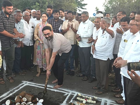 ಹುಕ್ಕೇರಿ ಪಟ್ಟಣ ಹೊರವಲಯದಲ್ಲಿ ಶೆಟ್ಟಿಹಳ್ಳಿ-ಇಚಲಕರಂಜಿ ರಸ್ತೆ ಸುಧಾರಣೆ ಕಾಮಗಾರಿಗೆ ಶಾಸಕ ನಿಖಿಲ ಕತ್ತಿ ಭೂಮಿಪೂಜೆ ನೆರವೇರಿಸಿದರು. ಸಂಸದೆ ಪ್ರಿಯಾಂಕಾ ಜಾರಕಿಹೊಳಿ, ಸತ್ಯಪ್ಪ ನಾಯಿಕ, ರವಿ ಕರಾಳೆ, ಗುರು ಕುಲಕರ್ಣಿ ಇತರರಿದ್ದರು.