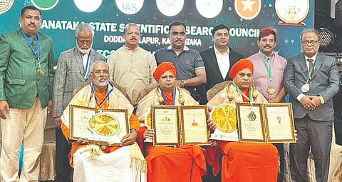 ಹುಲಸೂರು ತಾಲೂಕಿನ ಬೇಲೂರು ಗ್ರಾಮದ ಶ್ರೀ ಶಿವಬಸವ ಸ್ವಾಮೀಜಿ, ಭಾಲ್ಕಿ ತಾಲೂಕಿನ ಸಾಯಿಗಾಂವದ ಶ್ರೀ ಶಿವಾನಂದ ಸ್ವಾಮೀಜಿ, ಗುರುಮಠಕಲ್​ ಶ್ರೀ ಶಾಂತವೀರ ಮುರುರಾಜೇಂದ್ರ ಸ್ವಾಮೀಜಿ ಅವರಿಗೆ ವಿಯೆಟ್ನಾಂ ದೇಶದ ಬನಾಂಗ್​ನಲ್ಲಿ ಸನ್ಮಾನಿಸಿ ಗೌರವಿಸಲಾಯಿತು. ಇಸ್ರೋ ಮಾಜಿ ಅಧ್ಯ ಎ.ಎಸ್​. ಕಿರಣಕುಮಾರ, ನಿವೃತ್ತ ಐಎಎಸ್​ ಅಧಿಕಾರಿ ಡಾ.ಸೋಮಶೇಖರ, ಕರ್ನಾಟಕ ರಾಜ್ಯ ವೈಜ್ಞಾನಿಕ ಸಂಶೋಧನಾ ಪರಿಷತ್​ ಅಧ್ಯಕ್ಷ ಹುಲಿಕಲ್​ ನಟರಾಜ್​ ಇತರರಿದ್ದರು.