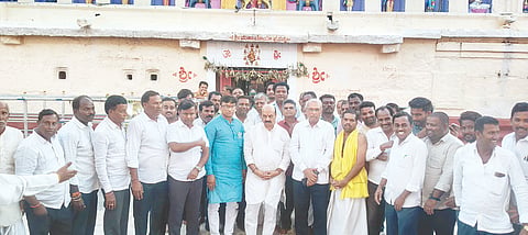 ಕುಕನೂರಿನ ಶ್ರೀ ಮಹಾಮಾಯಾ ದೇವಸ್ಥಾನಕ್ಕೆ ಸೋಮವಾರ ಮಾಜಿ ಸಿಎಂ ಬಸವರಾಜ ಬೊಮ್ಮಾಯಿ ಭೇಟಿ ನೀಡಿ ದರ್ಶನ ಪಡೆದರು. ಮಾಜಿ ಸಚಿವ ಹಾಲಪ್ಪ ಆಚಾರ್, ಬಿಜೆಪಿ ಜಿಲ್ಲಾಧ್ಯಕ್ಷ ನವೀನಕುಮಾರ ಗುಳಗಣ್ಣವರ, ಪಪಂ ಸದಸ್ಯ ಸಿದ್ದಲಿಂಗಯ್ಯ ಉಳ್ಳಾಗಡ್ಡಿ, ಮುಖಂಡರಾದ ಡಾ.ಬಸವರಾಜ ಕ್ಯಾವಟರ್, ಮಾರುತಿ ಗಾವರಾಳ ಇದ್ದರು.