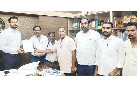 ಕೊಪ್ಪಳ ಅಪರ ಜಿಲ್ಲಾಧಿಕಾರಿ ಸಿದ್ದರಾಮೇಶ್ವರ ಅವರಿಗೆ ರಾಜ್ಯ ರೈತ ಸಂಘ ಜಿಲ್ಲಾ ಸಮಿತಿ ಮನವಿ ಸಲ್ಲಿಸಿತು. ರಾಜ್ಯ ಸಂಚಾಲಕ ಡಿ.ಎಚ್ ಪೂಜಾರ್, ಜಿಲ್ಲಾ ಸಂಚಾಲಕ ಬಸವರಾಜ ನರೆಗಲ್ಲ, ಪದಾಧಿಕಾರಿಗಳಾದ ಮುಖಪ್ಪ ಎಚ್, ರಾಮಪ್ಪ, ಭೀಮಪ್ಪ, ಯಮನೂರಪ್ಪ ಇತರರಿದ್ದರು.