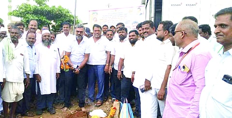 ಕೋ.ಶಿವಾಪುರ ಗ್ರಾಮದಲ್ಲಿ ಸಿಸಿ ರಸ್ತೆ ಕಾಮಗಾರಿಗೆ ಶಾಸಕ ವಿಶ್ವಾಸ ವೈದ್ಯ ಭೂಮಿಪೂಜೆ ನೆರವೇರಿಸಿದರು. ತವನಪ್ಪ ಟೋಪಣ್ಣವರ, ಸಿಂಗಯ್ಯ ಮಠಪತಿ, ಬಸವರಾಜ ಅಯ್ಯನಗೌಡರ  ಇತರರಿದ್ದರು.