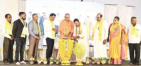 ಕುಶಾಲನಗರದ ಎಪಿಸಿಎಂಎಸ್ ಸಭಾಂಗಣದಲ್ಲಿ ಆಯೋಜಿಸಿದ್ದ ಕೋಟಿ ಚೆನ್ನಯ್ಯ ಬಿಲ್ಲವ ಸಮಾಜದ ಮಹಾಸಭೆಯನ್ನು  ವಿಖ್ಯಾತಾನಂದ ಸ್ವಾಮೀಜಿ ಉದ್ಘಾಟಿಸಿದರು.