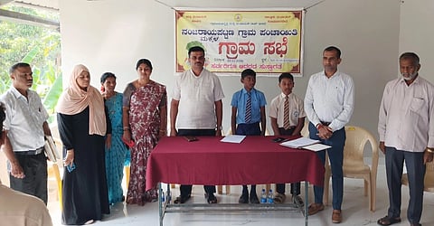 ನಂಜರಾಯಪಟ್ಟಣದ ಗ್ರಾಮ ಪಂಚಾಯಿತಿಗೆ ಸೇರಿದ ಕಟ್ಟಡದಲ್ಲಿ ಆಯೋಜಿಸಿದ್ದ ಸಭೆಯಲ್ಲಿ ಗಣ್ಯರು ಪಾಲ್ಗೊಂಡಿದ್ದರು. ಸಿ.ಎಲ್.ವಿಶ್ವ, ಕುಸುಮಾವತಿ,  ಶೇಷಗಿರಿ, ರಾಜಶೇಖರ್, ಲೋಕನಾಥ್, ಗಿರಿಜಮ್ಮ, ಸಮೀರಾ ಇದ್ದರು.