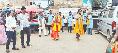 ಕೂಡ್ಲಿಗಿಯ ಮದಕರಿ ವೃತ್ತದಲ್ಲಿ ಶನಿವಾರ ಎಚ್‌ಐವಿ-ಏಡ್ಸ್ ಕುರಿತು ಜನನಿ ಕಲಾ ತಂಡದಿಂದ ಬೀದಿ ನಾಟಕ ಪ್ರದರ್ಶನಗೊಂಡಿತು.