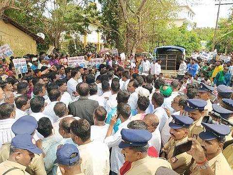 ಕೇಣಿ ನಾಗರಿಕರು ಪ್ರತಿಭಟನೆ ನಡೆಸಿದರು. 