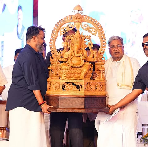 ಕ್ರಿಮ್ಸ್ ಆಸ್ಪತ್ರೆಯಲ್ಲಿ ನಿರ್ಮಾಣವಾದ 198 ಕೋಟಿ ರೂ. ವೆಚ್ಚದ 450 ಹಾಸಿಗೆಗಳ ಆಸ್ಪತ್ರೆ ಕಟ್ಟಡವನ್ನು ಸಿಎಂ ಸಿದ್ದರಾಮಯ್ಯ ಉದ್ಘಾಟಿಸಿದರು. 