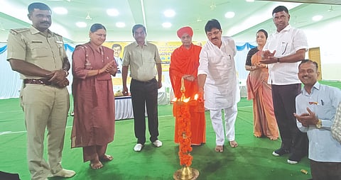 ಚನ್ನಮ್ಮನ ಕಿತ್ತೂರು ಪಟ್ಟಣದಲ್ಲಿ ಹಮ್ಮಿಕೊಂಡಿದ್ದ ಅಭಿಪ್ರೇರಣಾ ಕಾರ್ಯಾಗಾರಕ್ಕೆ ಶಾಸಕ ಬಾಬಾಸಾಹೇಬ ಪಾಟೀಲ ಚಾಲನೆ ನೀಡಿದರು. ರಾಜಗುರು ಕಲ್ಮಠದ ಮಡಿವಾಳ ರಾಜಯೋಗೀಂದ್ರ ಸ್ವಾಮೀಜಿ, ಲೀಲಾವತಿ ಹಿರೇಮಠ, ಮಹಾದೇವಿ ಕೂರುವಕ್ಕಲಿಗ ಇತರರಿದ್ದರು.