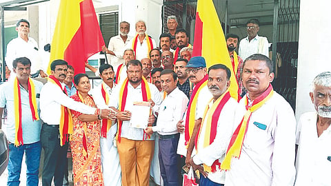 ಕರ್ನಾಟಕ ವಿದ್ಯುತ್ ಸರಬರಾಜು ನಿಗಮ ಖಾಸಗೀಕರಣಕ್ಕೆ ಮುಂದಾಗಿರುವ ಕೇಂದ್ರ ಮತ್ತು ರಾಜ್ಯ ಸರ್ಕಾರಗಳ ಕ್ರಮ ಖಂಡಿಸಿ ಕಸ್ತೂರಿ ಕರ್ನಾಟಕ ಜನಪರ ವೇದಿಕೆ ಕಾರ್ಯಕರ್ತರು ಮದ್ದೂರು ತಾಲೂಕು ಕಚೇರಿ ಬಳಿ ಪ್ರತಿಭಟನೆ ನಡೆಸಿ ಗ್ರೇಡ್-2 ತಹಸೀಲ್ದಾರ್ ಸೋಮಶೇಖರ್ ಅವರಿಗೆ ಮನವಿ ಪತ್ರ ಸಲ್ಲಿಸಿದರು. ವಿ.ಸಿ.ಉಮಾಶಂಕರ್, ತಿಪ್ಪೂರು ರಾಜೇಶ್, ಎಂ.ಸಿ.ಲಿಂಗರಾಜು, ಚನ್ನಪ್ಪ,  ಉಮೇಶ್ ಇದ್ದರು.