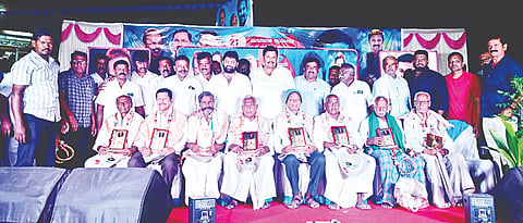 ಮದ್ದೂರು ತಾಲೂಕಿನ ಕೊಪ್ಪದಲ್ಲಿ ಕೆ.ಎನ್.ದಿವಾಕರ್ ಅವರ ಹುಟ್ಟುಹಬ್ಬದ ಅಂಗವಾಗಿ ಹಿರಿಯ ನಾಗರಿಕರನ್ನು ಡಿಸಿಸಿ ಬ್ಯಾಂಕ್ ಅಧ್ಯಕ್ಷ ಸಚಿನ್‌ಎನ್.ಚಲುವರಾಯಸ್ವಾಮಿ ಅಭಿನಂದಿಸಿದರು. ಕೆ.ಎನ್.ದಿವಾಕರ್, ಕೆ.ಸಿ.ಜೋಗಿಗೌಡ, ಚಿಕ್ಕೊನಹಳ್ಳಿ ತಮ್ಮಯ್ಯ, ಕುಮಾರ್‌ಕೊಪ್ಪ, ಬೆಕ್ಕಳಲೆ ರಘು, ತೋಯಾಜಾಕ್ಷ, ವಿಜಯ್‌ಗೌಡ ಸೇರಿದಂತೆ ಇತರರು ಇದ್ದರು.