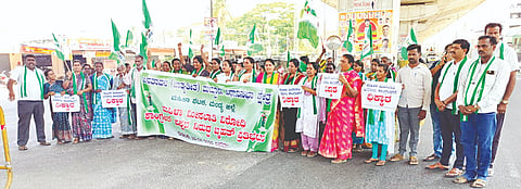 ಇತ್ತಿಚೆಗೆ ಸಂಸತ್‌ನಲ್ಲಿ ಮಂಡನೆಯಾದ ಮಹಿಳಾ ಮೀಸಲು ಮಸೂದೆಗೆ ಕಾಂಗ್ರೆಸ್ ಹಾಗೂ ಮಿತ್ರ ಪಕ್ಷಗಳು ವಿರೋಧ ವ್ಯಕ್ತಪಡಿಸಿರುವುದನ್ನು ಖಂಡಿಸಿ ಮದ್ದೂರು ತಾಲೂಕು ಜೆಡಿಎಸ್ ಮಹಿಳಾ ಘಟಕದ ವತಿಯಿಂದ ಮೈಸೂರು-ಬೆಂಗಳೂರು ಹೆದ್ದಾರಿ ಸಂಚಾರ ತಡೆದು ಪ್ರತಿಭಟನೆ ನಡೆಸಲಾಯಿತು. ದಿವ್ಯಾ ರಾಮಚಂದ್ರ ಶೆಟ್ಟಿ, ಶ್ವೇತಾ, ಚೌಡಮ್ಮ, ಎಂ.ಐ.ಪ್ರವೀಣ್, ಸವಿತಾ, ನಂದಿನಿ, ಭಾರತಿ, ನಳಿನಿ ಇದ್ದರು.