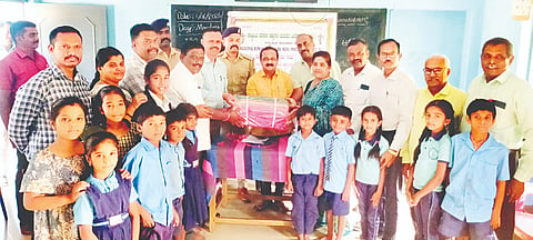 ಮದ್ದೂರು ತಾಲೂಕಿನ ನಂಬಿನಾಯಕನಹಳ್ಳಿ ಸರ್ಕಾರಿ ಶಾಲೆಗೆ ನೆಲಹಾಸು ಸೇರಿದಂತೆ ಇನ್ನಿತರ ಪರಿಕರಗಳನ್ನು  ವಿತರಿಸಲಾಯಿತು. ಕೆ.ಟಿ.ಶ್ರೀಕಂಠೇಗೌಡ, ರಜನಿ ರಾಜ್, ಕುಮಾರ್ ಕೊಪ್ಪ,  ಜಿ.ಟಿ.ವೀರಪ್ಪ, ಸತೀಶ್, ಕೃಷ್ಣೇಗೌಡ, ಯೋಗಾನಂದ, ಪುನೀತ್‌ಕುಮಾರ್ ಇದ್ದರು.