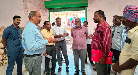 ಮುಂಡರಗಿ ಪಟ್ಟಣದ ಮೆಕ್ಕೆಜೋಳ ಖರೀದಿ ಕೇಂದ್ರಕ್ಕೆ ಸೋಮವಾರ ಜಿಲ್ಲಾಧಿಕಾರಿ ಶ್ರೀಧರ ಭೇಟಿ ನೀಡಿ ಪರಿಶೀಲಿಸಿದರು. ಗಂಗಪ್ಪ, ಎರ್ರಿಸ್ವಾಮಿ ಪಿ.ಎಸ್.,ಇತರರಿದ್ದರು.
