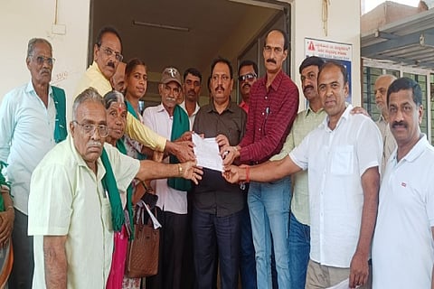 ರೈತರಿಗೆ ಉಚಿತ ವಿದ್ಯುತ್ ಪೂರೈಸಬೇಕು ಎಂದು ಒತ್ತಾಯಿಸಿ ರೈತ ಮುಖಂಡರು ಶಿರಸ್ತೆದಾರ್ ಸುರೇಂದ್ರ ಬಾಬುಗೆ ಮನವಿ ಸಲ್ಲಿಸಿದರು. ಎಚ್.ಎಸ್.ನಾಗೇಶ್‌ಗೌಡ, ಎಂ.ಆರ್.ಸಂತೋಷ್, ಅಮರ್‌ನಾಥ್ ಇದ್ದರು.