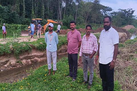ಮೂಡಿಗೆರೆಯ ಸುಂಡೆಕೆರೆ ನದಿ ದಿಕ್ಕನ್ನು ಬದಲಿಸಿದ್ದನ್ನು ಕಂದಾಯ ಇಲಾಖೆ ಅಧಿಕಾರಿಗಳು ಸರಿಪಡಿಸುತ್ತಿರುವುದು.