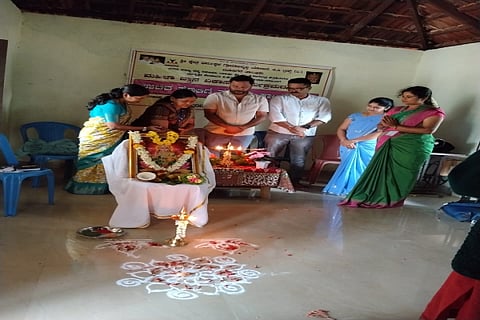 ಮೂಡಿಗೆರೆಯ ತ್ರಿಪುರ ಗ್ರಾಮದಲ್ಲಿ ಟೈಲರಿಂಗ್ ತರಬೇತಿ ಕಾರ್ಯಗಾರವನ್ನು ಯೋಜನಾಧಿಕಾರಿ ಬೇಬಿ ಉದ್ಘಾಟಿಸಿದರು.