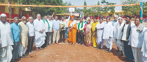 ಮುಂಡರಗಿ ತಾಲೂಕಿನ ಡೋಣಿ ಗ್ರಾಮದಲ್ಲಿ ಕಾಡ್ಗಿಚ್ಚು ತಡೆ ಜಾಗೃತಿ ಕಾರ್ಯಕ್ರಮವನ್ನು ಶ್ರೀ ಶಿವಕುಮಾರ ಸ್ವಾಮೀಜಿ ಉದ್ಘಾಟಿಸಿದರು. ನೀಲಮ್ಮ ಅಳವಂಡಿ, ಮಂಜುನಾಥ ಮೇಗಲಮನಿ ಇತರರಿದ್ದರು.