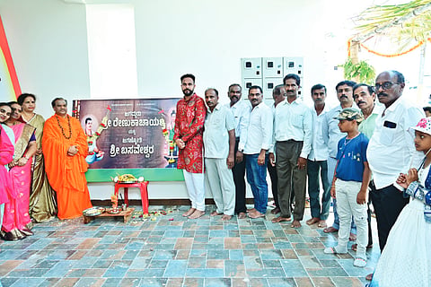 ಮೂಡಿಗೆರೆಯಲ್ಲಿ ಆಯೋಜಿಸಿದ್ದ ಜಗಜ್ಯೋತಿ ಬಸವೇಶ್ವರ ಜಯಂತಿ ಕಾರ್ಯಕ್ರಮದಲ್ಲಿ ಬೇರುಗಂಡಿ ಮಠದ ಶ್ರೀ ರೇಣುಕ ಮಹಾಂತ ಶಿವಾಚಾರ್ಯ ಸ್ವಾಮೀಜಿ, ಡಾ.ಮೋಹನ ರಾಜಣ್ಣ, ರಾಜಲಕ್ಷ್ಮಿ ಕಾಂತರಾಜ್ ಇತರರಿದ್ದರು.