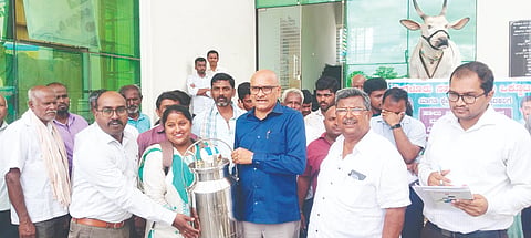 Milking machine ಮಾಗಡಿ ಹೊಸಪೇಟೆ ಬಳಿ ಇರುವ ಕ್ಷೀರ ಭವನದಲ್ಲಿ ಹಾಲು ಉತ್ಪಾದಕರ ಸಹಕಾರ ಸಂಘದ ರೈತರಿಗೆ  ಹಾಲು ಕರೆಯುವ ಯಂತ್ರವನ್ನು ಬಮುಲ್ ನಿರ್ದೇಶಕ ಎಚ್.ಎನ್. ಅಶೋಕ್ ವಿತರಿಸಿದರು. ಮಾಜಿ ಅಧ್ಯಕ್ಷ ನರಸಿಂಹಮೂರ್ತಿ, ಡಾ.ಅಜಯ್‌ಕುಮಾರ್, ವಿಸ್ತರಣಾಧಿಕಾರಿ ಪ್ರಮೋದ್, ರಂಗಸ್ವಾಮಿ, ಶೋಭಾ, ಮಂಜುಳಾ, ಗಣೇಶ್, ಹರೀಶ್, ದೇವರಾಜು ಇತರರು ಇದ್ದರು.
