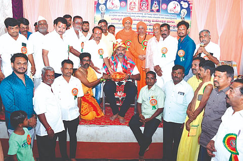 ಮುನವಳ್ಳಿ ಪಟ್ಟಣದ ಕಾಳಿಕಾದೇವಿ ದೇವಸ್ಥಾನ ಉದ್ಘಾಟಿಸಿದ ನಿಮಿತ್ತ ಶಾಸಕ ವಿಶ್ವಾಸ ವೈದ್ಯ ಅವರನ್ನು ಸನ್ಮಾನಿಸಲಾಯಿತು. ಮುರುಂದ್ರ ಶ್ರೀ, ಮುಕ್ತಾನಂದ ಶ್ರೀ, ಸಿ.ಬಿ.ಬಾಳಿ ಇತರರಿದ್ದರು.