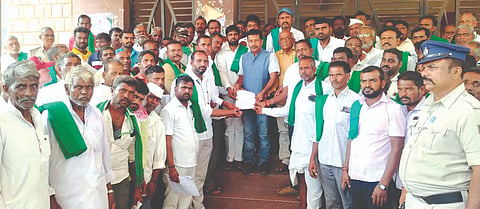 ವಿದ್ಯುತ್​ ವಿತರಣೆ ವ್ಯವಸ್ಥೆ ಖಾಸಗೀಕರಣ ಕೈಬಿಡುವಂತೆ ಆಗ್ರಹಿಸಿ ರಾಜ್ಯ ರೈತ ಸಂ ಹಾಗೂ ಹಸಿರು ಸೇನೆ ವತಿಯಿಂದ ರಾಮದುರ್ಗದಲ್ಲಿ ತಹಸೀಲ್ದಾರ್​ ಪ್ರಕಾಶ ಗಾಯಕವಾಡಗೆ ಮನವಿ ಸಲ್ಲಿಸಲಾಯಿತು. ಸತ್ಯಪ್ಪ ಮಲ್ಲಾಪುರ, ಪಾಂಡುರಂಗ ಬೀರನಗಡ್ಡಿ ಇತರರಿದ್ದರು.