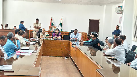 ಚಾಮರಾಜನಗರದ ಜಿಲ್ಲಾಧಿಕಾರಿ ಕಚೇರಿ ಸಭಾಂಗಣದಲ್ಲಿ  ಬಕ್ರೀದ್ ಆಚರಣೆ (ಮೇ 28) ಹಿನ್ನೆಲೆಯಲ್ಲಿ ಡಿಸಿ ಶ್ರೀರೂಪಾ ಅಧ್ಯಕ್ಷತೆಯಲ್ಲಿ ಸಮುದಾಯದ ಮುಖಂಡರ ಸಭೆ ನಡೆಯಿತು. ವಸೀಂ ಪಾಶ, ಆಯುಬ್ ಖಾನ್, ನಯಾಜ್ ಉಲ್ಲಾ, ಚಾ.ರಂ.ಶ್ರೀನಿವಾಸಗೌಡ, ಶಿವಣ್ಣ, ಇತರರು ಇದ್ದರು.