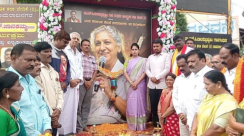  ಚಾಮರಾಜನಗರದ ಶ್ರೀಭುವನೇಶ್ವರಿ ವೃತ್ತದಲ್ಲಿ ಡಾ.ಎಸ್.ಪಿ.ಬಾಲಸುಬ್ರಮ್ಮಣ್ಯಂ ಗಾನ ಗಂಧರ್ವ ಸಾಂಸ್ಕೃತಿಕ ಕಲಾ ವೇದಿಕೆ ಮತ್ತು ಯುವ ಕರ್ನಾಟಕ ವೇದಿಕೆ ಸಹಯೋಗದಲ್ಲಿ ಬುಧವಾರ  ಡಾ.ಎಸ್.ಜಾನಕಿ ನುಡಿ ನಮನ ಕಾರ್ಯಕ್ರಮ ನಡೆಯಿತು. ಡಿಸಿ ಶ್ರೀರೂಪಾ, ಸಮಾಜ ಸೇವಕ ಶ್ರೀನಿಧಿ ಕುದರ್, ಶಿವಣ್ಣ ಹೊಸೂರು, ಗಣೇಶ್ ದೀಕ್ಷಿತ್, ಎನ್.ಜೋಸ್ೆ ಇತರರು ಇದ್ದರು.
