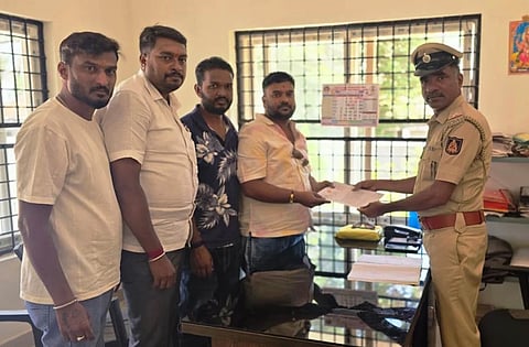  ಚಾಮರಾಜನಗರದ ಪಟ್ಟಣ ಪೊಲೀಸ್ ಠಾಣೆಯಲ್ಲಿ ಬಿಜೆಪಿ ಯುವ ಮೋರ್ಚಾ ಸದಸ್ಯರು ದೂರು ನೀಡಿದರು. ಸೂರ್ಯಕುಮಾರ್, ಸೋಮವಾರಪೇಟೆ ಗುರು, ಮಹೇಶ್, ಪ್ರವೀಣ್‌ನಾಯಕ್, ಹರದನಹಳ್ಳಿ ಪ್ರದೀಪ್ ಇತರರು ಹಾಜರಿದ್ದರು.