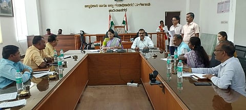 ಚಾಮರಾಜನಗರ ಜಿಲ್ಲಾಧಿಕಾರಿ ಕಚೇರಿ ಸಭಾಂಗಣದಲ್ಲಿ ಬುಧವಾರ ಮತದಾರರ ಪಟ್ಟಿಯ ವಿಶೇಷ ಸಮಗ್ರ ಪರಿಷ್ಕರಣೆ-2026ರ ಸಂಬಂಧ ಗಣತಿ ನಮೂನೆ ವಿತರಣೆ ಹಾಗೂ ಮತದಾರರ ಗಣಕೀಕರಣ ಕೆಲಸ ಕಾರ್ಯಗಳ ಪ್ರಗತಿ ಕುರಿತು ನೊಂದಾಯಿತ ಮಾನ್ಯತೆ ಪಡೆದ ರಾಷ್ಟ್ರೀಯ ಹಾಗೂ ರಾಜ್ಯ ರಾಜಕೀಯ ಪಕ್ಷಗಳ ಪ್ರತಿನಿಧಿಗಳೊಂದಿಗೆ ಡಿಸಿ ಶ್ರೀರೂಪಾ ಸಭೆ ನಡೆಸಿದರು. ಎಡಿಸಿ ಟಿ.ಜವರೇಗೌಡ, ಪೌರಾಯುಕ್ತ ಪರಶುರಾಮ್ ಛಲವಾದಿ, ಎಚ್.ಎಸ್.ತೊಂಡದಾರ್ಯಸ್ವಾಮಿ, ಎನ್.ನಾಗಯ್ಯ ಇತರರು ಇದ್ದರು.